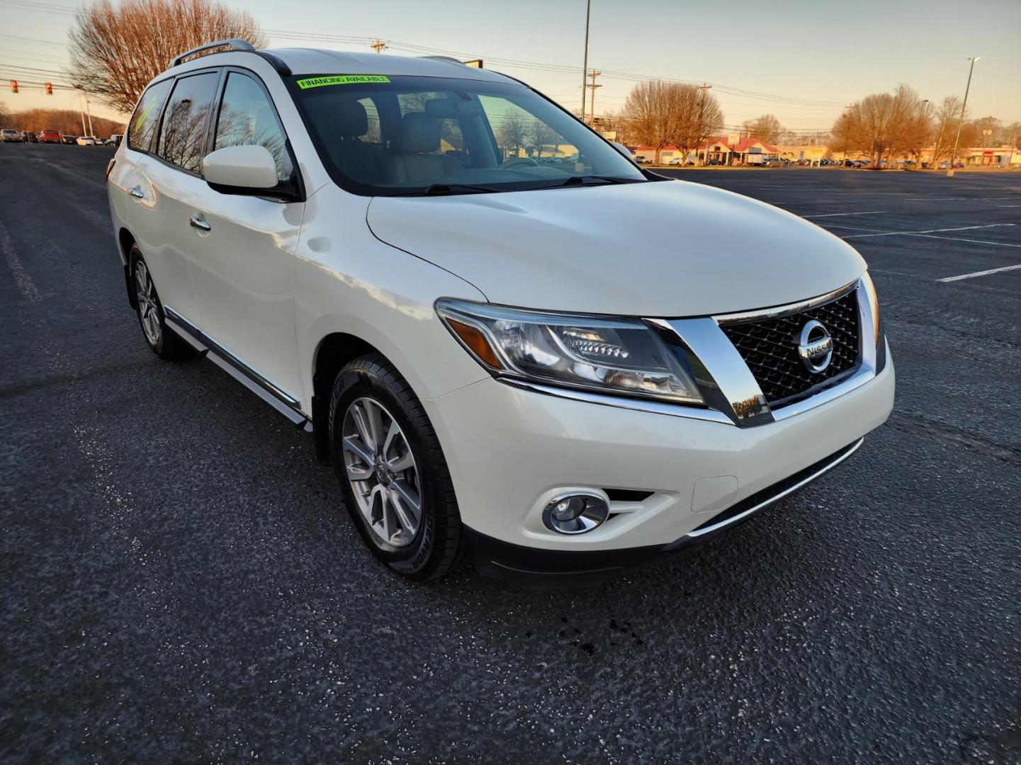 2015 WHITE /BEIGE Nissan Pathfinder SL 2WD (5N1AR2MN7FC) with an 3.5L V6 DOHC 24V engine, Continuously Variable Transmission transmission, located at 1221 Madison St., Shelbyville, TN, 37160, (931) 680-9439, 0.000000, 0.000000 - Photo#1